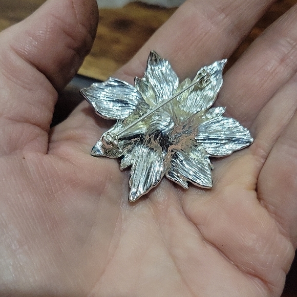 Christmas pointsetta Flower Brooch - Picture 2 of 2